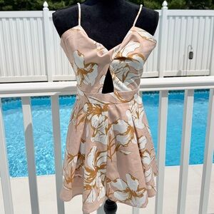 Blithe NWT Floral Keyhole Cutout Spaghetti Strap Romper Size Large